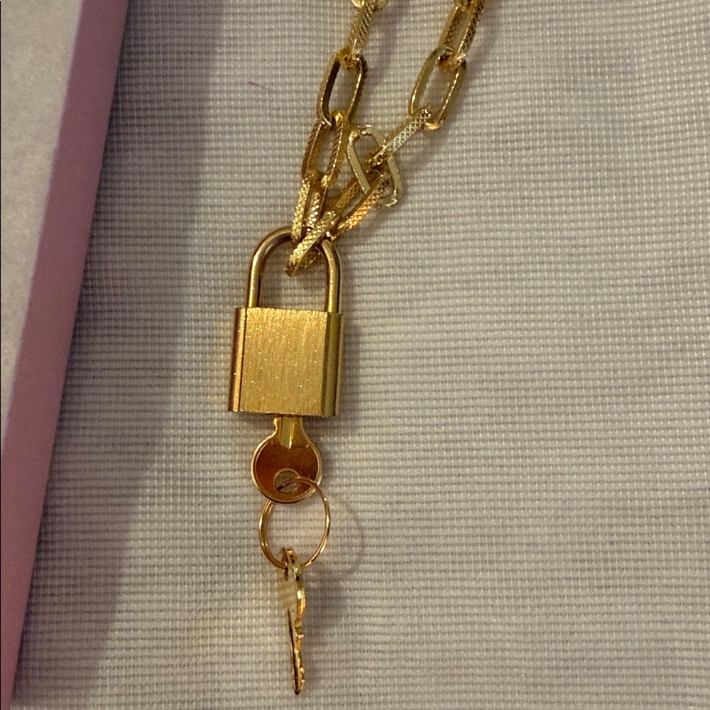 Authentic Fendi Lock and 2 keys - Picture 4 of 5